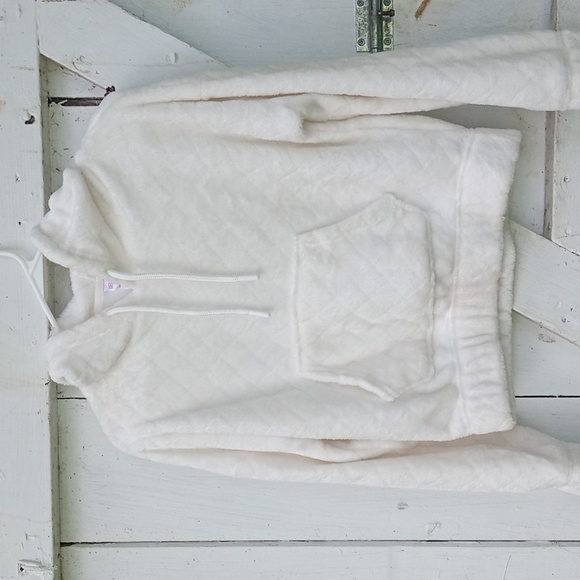 Tops - 🚨Nwot White Fuzzy hooded Top